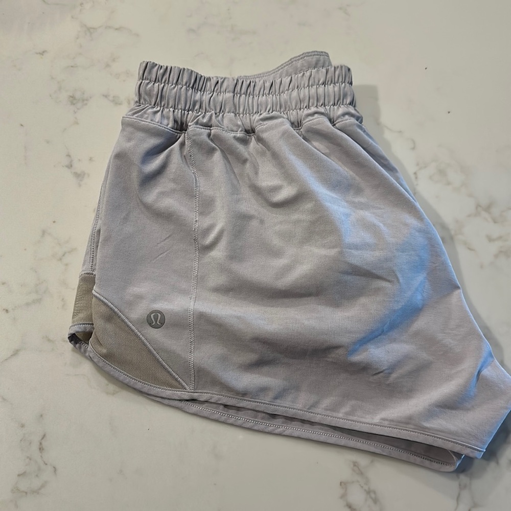 Lululemon 2.5 inch Hotty hot short